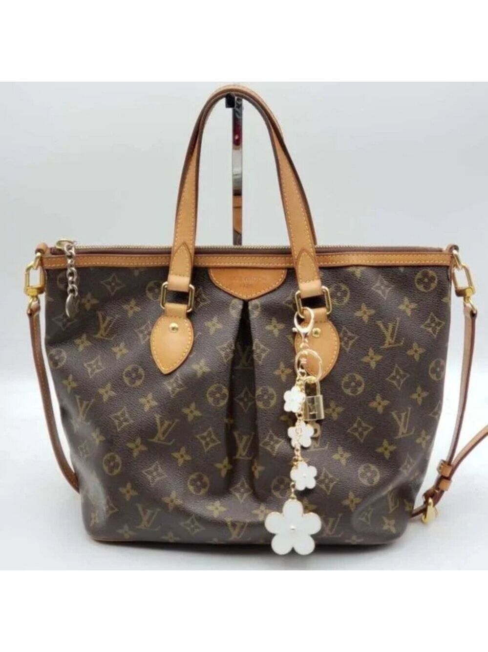 LV Gold Padlock Authentic 🔑 Luxury Bag Charm w/ Unbranded Flower Keychain - Picture 6 of 6